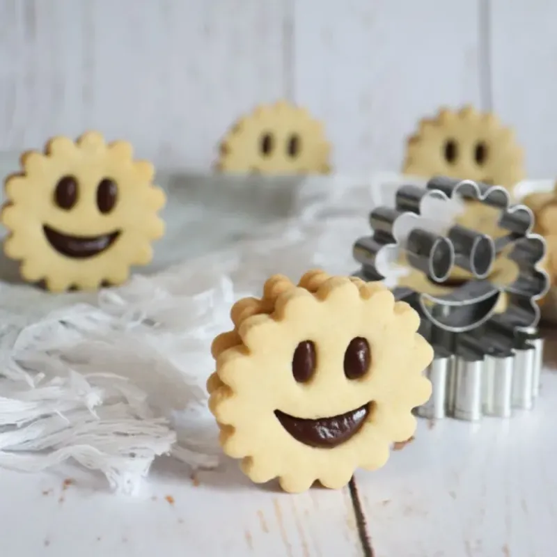 Emporte Pièce - Découpoir Pâtisserie*SCRAPCOOKING Emporte-Pièce Biscuit Sourire en Inox (x2)