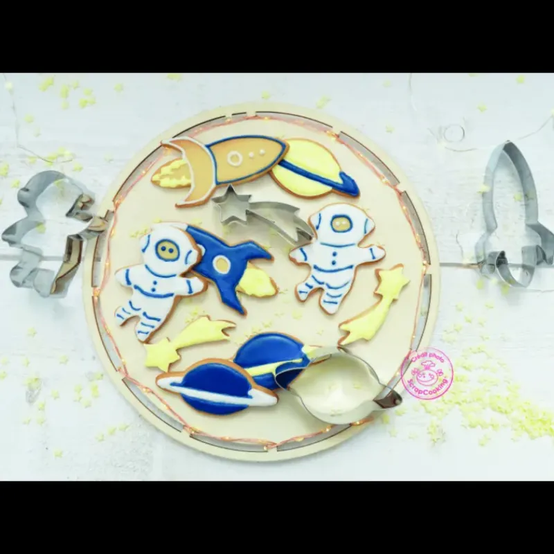 Emporte Pièce - Découpoir Pâtisserie*SCRAPCOOKING Lot de 4 emporte-pièces inox thème espace