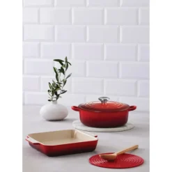Servir, Présenter|Cocotte En Fonte*LE CREUSET Set Cocotte 24 cm, Plat à Gratin 23 cm et Dessous de Plat Cerise